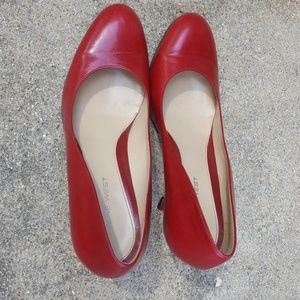 Nine west red pump